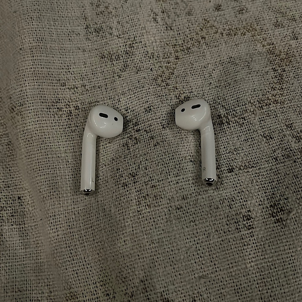 RIGHT AirPod earbud only. Case or left AirPod not included. Great condition.
